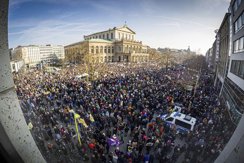 La protesta contra la ultraderecha en Hanover, Alemania, el 8 de febrero del 2025. (Moritz Frankenberg/dpa via AP)