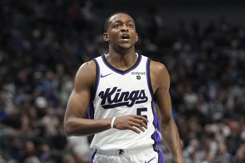 El armador de los Kings de Sacramento DeAaron Fox corre hacia el otro lado de la cancha luego de anotar durante la primera mitad del juego de la NBA ante los Mavericks de Dallas, en Dallas, el domingo 19 de noviembre de 2023. (AP Foto/LM Otero)