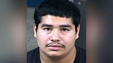 americateve | Fue en una granja de California. A todos se les abrió proceso por cargos de allanamiento y crueldad contra los animales, lo cual es un delito mayor. "Parecer ser un acto muy demencial", dijo la empresa