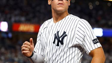 El jardinero de los Yankees de Nueva York, Aaron Judge, se dirige a la caseta durante la sexta entrada de un partido de béisbol contra los Mets de Nueva York, el 11 de septiembre de 2026, en Nueva York. (Foto AP/Noah K. Murray)