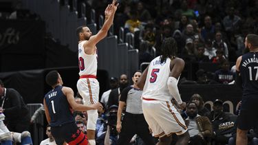 Stephen Curry, de los Warriors de Golden State, tira desde larga distancia, durante la segunda mitad del partido de baloncesto de la NBA, ante los Wizards de Washington, el lunes 4 de noviembre de 2024, en Washington. (AP Foto/Terrance Williams)