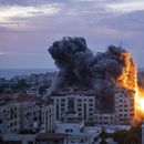 ARCHIVO - Una nube de humo y llamas provocadas por un bombardeo israelí en Ciudad de Gaza el 7 de octubre de 2023. (AP Foto/Fatima Shbair, Archivo)