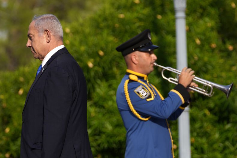 El primer ministro israelí, Benjamin Netanyahu, pasa revista a una guardia de honor militar antes de una reunión con el presidente chipriota, Nikos Christodoulides, en el palacio presidencial, en Nicosia, Chipre, el 3 de septiembre de 2023. (Foto AP/Petros Karadjias)