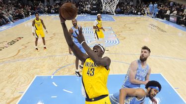 Pascal Siakam (43), de los Pacers de Indiana, se alista para encestar frente a Jarrett Allen, derecha, y Dean Wade, atrás, en la segunda mitad del juego de baloncesto de la NBA, el domingo 12 de enero de 2025, en Cleveland. (AP Foto/Sue Ogrocki)