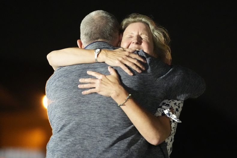 Elizabeth Whelan (derecha), abraza a su hermano Paul Whelan en la Base Andrews de la Fuerza Aérea, en Maryland, tras su liberación como parte de un canje con Rusia, el 1 de agosto de 2024. (AP Foto/Alex Brandon)