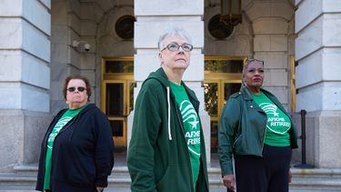 Jeanne Weaver, de 79 años y residente de Ebensburg, Pensilvania, izquierda, Sue Conard, de 75, años y residente de Wisconsin, y Vanessa Fields, de 70 años y residente de Filadelfia, posan en el Capitolio, el jueves 9 de octubre de 2025, en Washington. (AP Foto/Jacquelyn Martin)