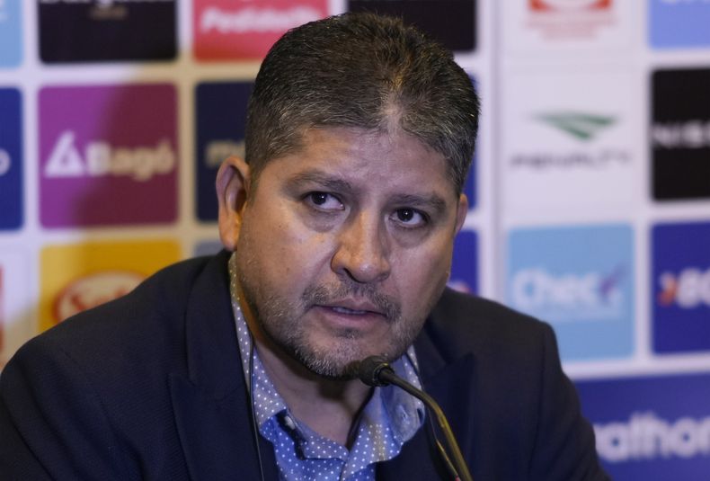 Oscar Villegas, entrenador de la selección boliviana, en conferencia de prensa para dar a conocer la lista de convocados a los próximos encuentros de la eliminatoria mundialista en La Paz, Bolivia el viernes 23 de agosto del 2024. (AP Foto/Juan Karita)