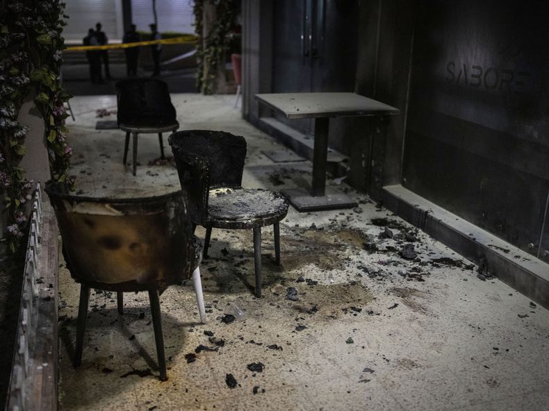 En la imagen, sillas y mesas calcinadas en el patrio del restaurante italiano Sabore Mio tras el lanzamiento de bombas incendiarias al lugar, en Guayaquil, Ecuador, el 28 de septiembre de 2023. Tres meses antes, el propietario del local, Benny Colonico, estuvo secuestrado durante cinco días antes de ser liberado. (AP Foto/Rodrigo Abd)