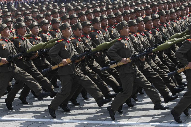 ARCHIVO -Soldados norcoreanos marchan en un multitudinario desfile militar en la Plaza Kim Il Sung, en Pyongyang, para celebrar el centenario del natalicio del fundador de Corea del Norte, Kim Il Sung, el 15 de abril de 2012. (AP Foto/Ng Han Guan, Archivo)