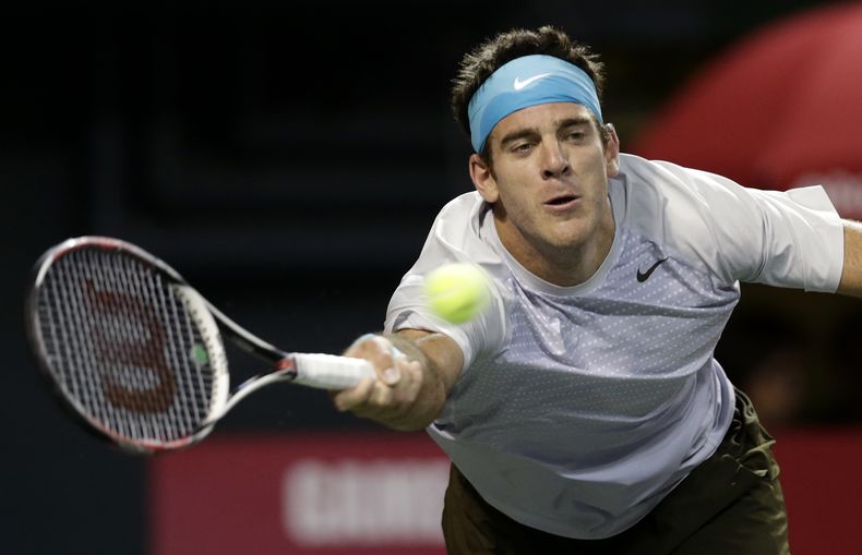 El argentino Juan Mart&iacute;n del Potro responde a un servicio del chipriota Marcos Baghdatis en su partido en el Abierto de Tokio, el martes 1 de octubre de 2013. (Foto AP/Shizuo Kambayashi)
