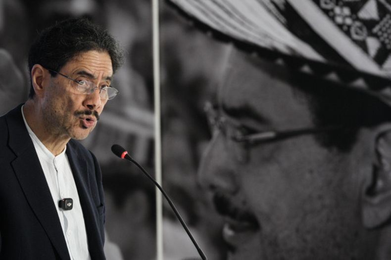 Iván Cepeda reconoce su derrota en las elecciones presidenciales en una conferencia de prensa en Bogotá, Colombia, el miércoles 24 de junio de 2026. (AP Foto/Iván Valencia)