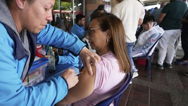 Viajeros son vacunados contra la fiebre amarilla en una terminal de bus en Bogotá, Colombia, el miércoles 16 de abril de 2025. (AP Foto/Fernando Vergara)