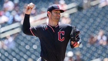 El abridor de los Guardianes de Cleveland Gavin Williams lanza en la primera entrada ante los Mellizos de Minnesota el jueves 9 de julio del 2026. (AP Foto/Matt Krohn)