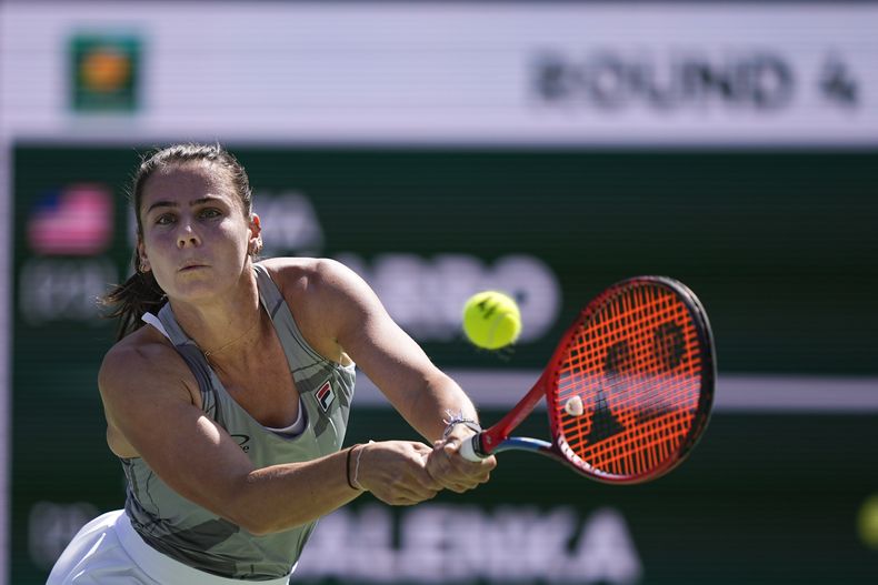 Emma Navarro, de Estados Unidos, devuelve ante Aryna Sabalenka, de Bielorrusia, en el torneo de tenis Abierto de Indian Wells, el miércoles 13 de marzo de 2024, en Indian Wells, California. (AP Foto/Mark J. Terrill )