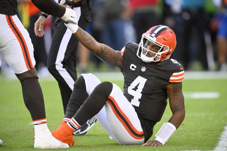 El quarterback de los Browns de Cleveland, Deshaun Watson (4) es ayudado por James Hudson III (izquierda), luego de un pase incompleto de Watson en la segunda mitad del juego de NFL ante los Cowboys de Dallas, en Cleveland, el domingo 8 de septiembre de 2024. (AP Foto/David Richard)