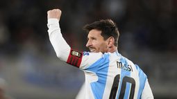 El capitán de Argentina Lionel Messi celebra tras anotar el tercer gol de su equipo contra Venezuela por las eliminatorias para el Mundial 2026 en el estadio Monumental de Buenos Aires, Argentina, martes 4 septiembre, 2025. (AP Foto/Gustavo Garello)