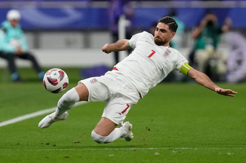 Alireza Jahanbakhsh, de la selección de Irán, envía un pase durante un partido de la Copa Asiática ante Hong Kong, el viernes 19 de enero de 2024 en Doha (AP Foto/Thanassis Stavrakis, archivo)