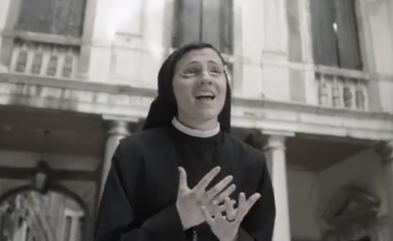 Sin prejuicios, la religiosa italiana eligió ese tema como el primer sencillo de su álbum discográfico, el cual saldrá a la venta el 11 de noviembre. Video