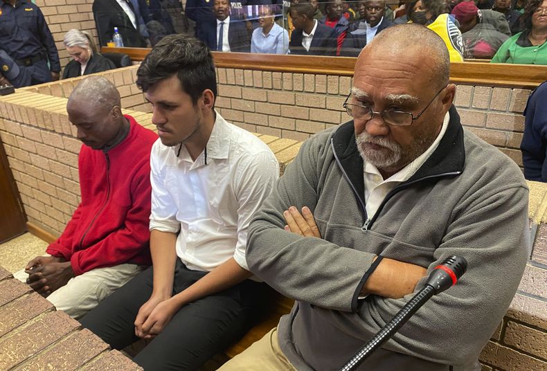 Los hombres acusados de matar a dos mujeres en Sudáfrica, en el tribunal de Polokwane, Sudáfrica, el 10 de septiembre del 2024. De derecha a izquierda: Zachariah Olivier, Adrian Rudolph de Wet y William Musora. (Foto AP)