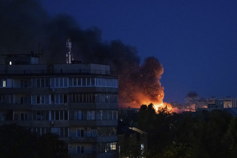 Un incendio tras un ataque ruso en Kiev, Ucrania, el lunes 23 de junio de 2025. (AP Foto)