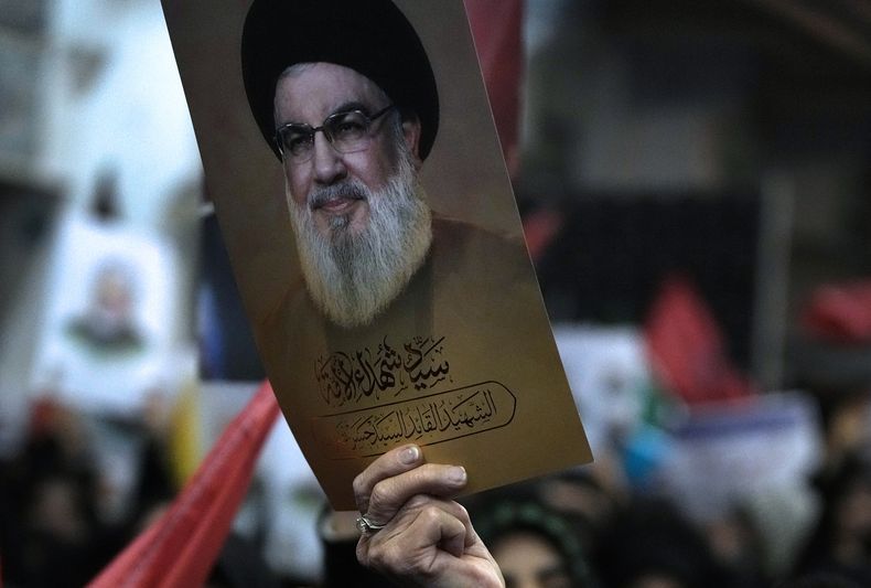 Una persona sujeta un cartel del finado líder de Hezbollah Hasán Nasrala en Teherán, Irán, el 2 de enero del 2025. (AP foto/Vahid Salemi)