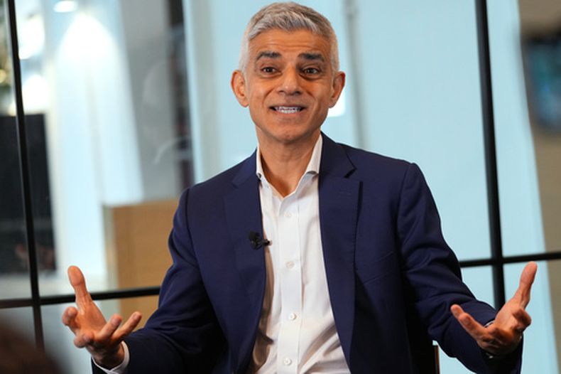 ARCHIVO - El alcalde londinense Sadiq Khan habla durante una entrevista en Londres, el lunes 12 de enero de 2026. (Foto AP/Kirsty Wigglesworth, archivo)