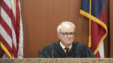 ARCHIVO - El juez David Peeples escucha argumentos en una audiencia sobre las elecciones en el condado de Harris en Houston, 1 de agosto de 2023. Peeples desestimó el 9 de noviembre de 2023 una demanda republicana para anular los resultados electorales en el tercer condado más poblado del país, un baluarte demócrata. (Elizabeth Conley/Houston Chronicle via AP, File)