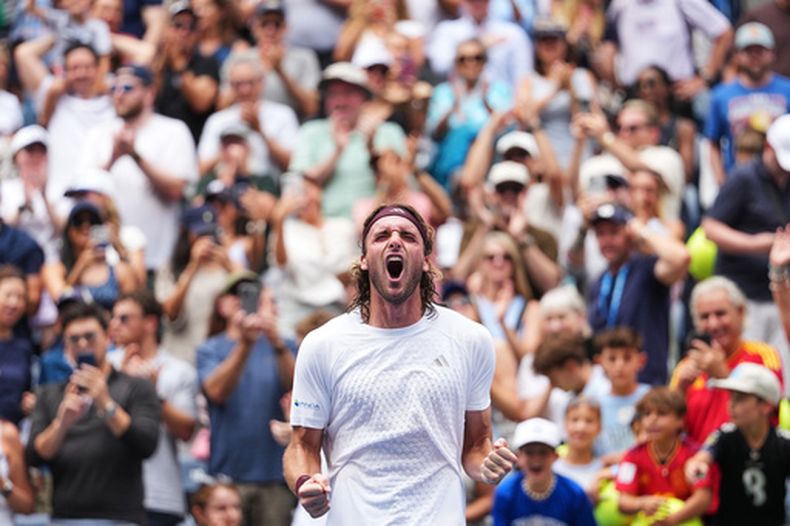 Stefanos Tsitsipas celebra tras derrotar a Arthur Fils en la primera ronda del US Open, el lunes 31 de agosto de 2026, en Nueva York. (AP Foto/Kirsty Wigglesworth)