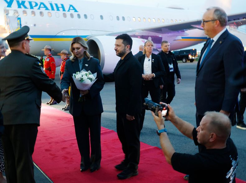 El presidente de Ucrania, Volodymyr Zelenskyy, y su esposa, Olena Zelenska, llegan a Calgary, Alberta, el miércoles 9 de septiembre de 2026. (Jeff McIntosh/The Canadian Press via AP)