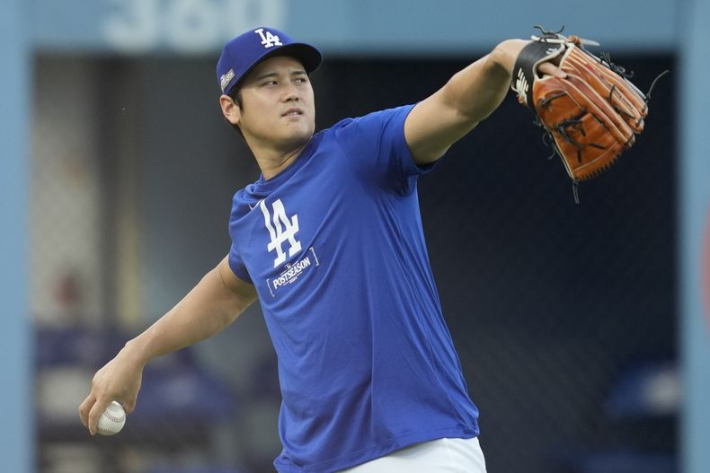 El japonés Shohei Ohtani, de los Dodgers de Los Ángeles, práctica el viernes 4 de octubre de 2024 (AP Foto/Ashley Landis)