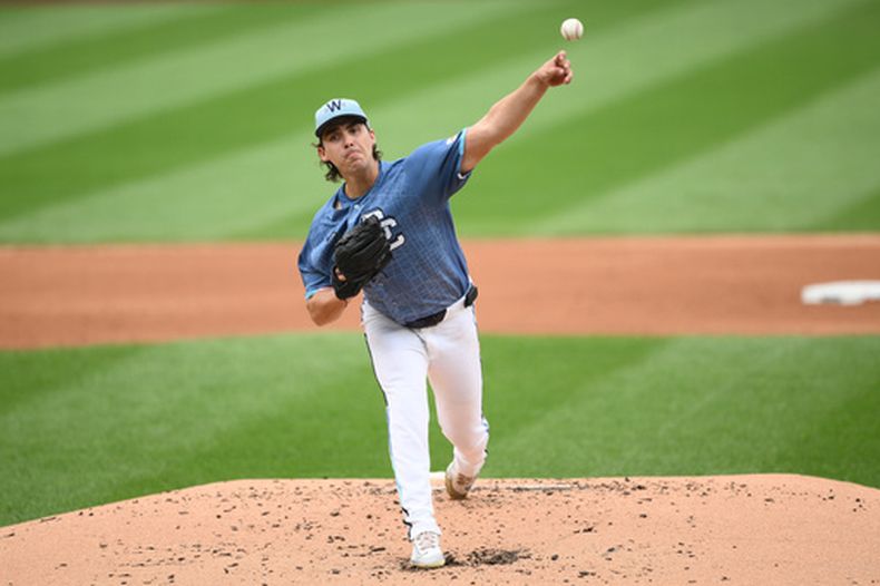 El lanzador de los Nacionales de Washington, Andrew Alvarez, realiza un lanzamiento durante la segunda entrada de un partido de béisbol contra los Angelinos de Los Ángeles, el sábado 12 de septiembre de 2026, en Washington. (Foto AP/Nick Wass)