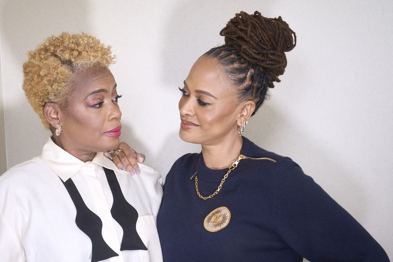 Aunjanue Ellis-Taylor, izquierda, y la directora Ava DuVernay posan para un retrato para promover la película Origin el martes 5 de diciembre de 2023, en Beverly Hills, California. (Foto AP/Damian Dovarganes)