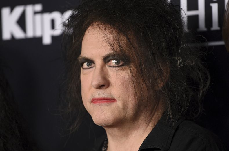 ARCHIVO - Robert Smith, de The Cure, llega a la ceremonia de incorporación al Salón de la Fama del Rock & Roll en Barclays Center el 29 de marzo de 2019 en Nueva York. The Cure es una de las bandas que encabezan el cartel del festival Corona Capital que se realizará del 17 al 19 de noviembre de 2023 en la Ciudad de México. (Foto Evan Agostini/Invision/AP)
