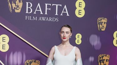 Saoirse Ronan posa a su llegada a la 78a edición de los Premios de la Academia Británica de Cine, BAFTA, en Londres, el domingo 16 de febrero de 2025. (Foto Joel C Ryan/Invision/AP)