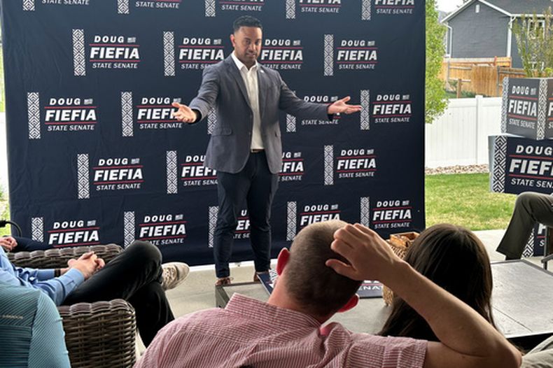El representante estatal republicano de Utah Doug Fiefia en conversación con ciudadanos en el patio trasero de una casa en Riverton, Utah, el 9 de abril del 2026. (AP foto/Nicholas Riccardi)