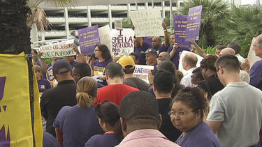 trabajadores de aerolinea en el aeropuerto de miami protestan exigiendo mejoras salariales