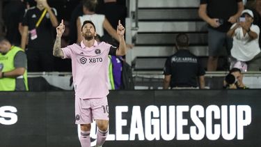 El argentino Lionel Messi, del Inter Miami, festeja tras anotar ante el Orlando City en el partido del miércoles 2 de agosto de 2023, en Fort Lauderdale, Florida (AP Foto/Rebecca Blackwell)