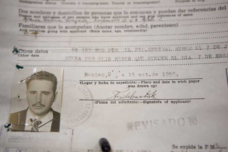 Un documento de inmigraci&oacute;n mexicano de 1955 que muestra al cubano Fidel Castro es exhibido en el Instituto Nacional de Migraci&oacute;n en la Ciudad de M&eacute;xico, el martes 5 de noviembre de 2013. (AP foto/Eduardo Verdugo)