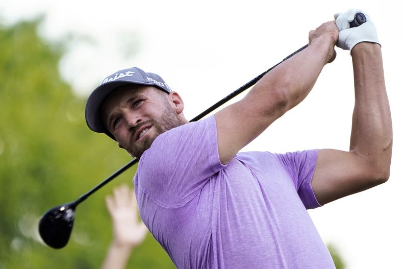 Wyndham Clark observa su tiro de salida al hoyo 18, en la tercera ronda del Wells Fargo Championship, el sábado 6 de mayo de 2023 (AP Foto/Erik Verduzco)