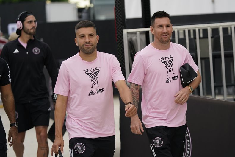 ARCHIVO - Jordi Alba (izquierda) y Lionel Messi previo al partido contra Toronto FC en la MLS, el miércoles 20 de septiembre de 2023, en Fort Lauderdale, Florida. (AP Foto/Wilfredo Lee)