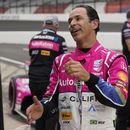El piloto brasileño Helio Castroneves conversa con su equipo durante la clasificación para la carrera del Gran Premio IndyCar en el autódromo Indianapolis Motor Speedway, en Indianápolis, el viernes 12 de mayo de 2023. (AP Foto/Darron Cummings)