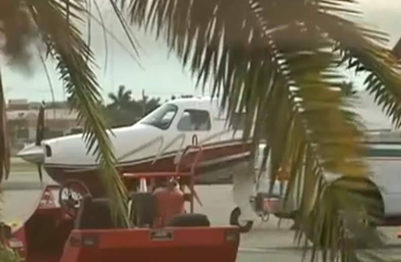 Investigan incidente en el que un hombre aparentemente se lanzó al mar desde una avioneta a 2,000 pies de altura.