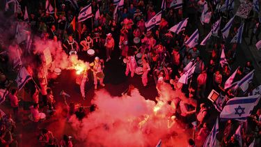 Manifestantes israelíes protestan contra los polémicos planes de su gobierno de línea dura para reformar el poder judicial, en Tel Aviv, Israel, el sábado 20 de mayo de 2023. (AP Foto/Tsafrir Abayov)