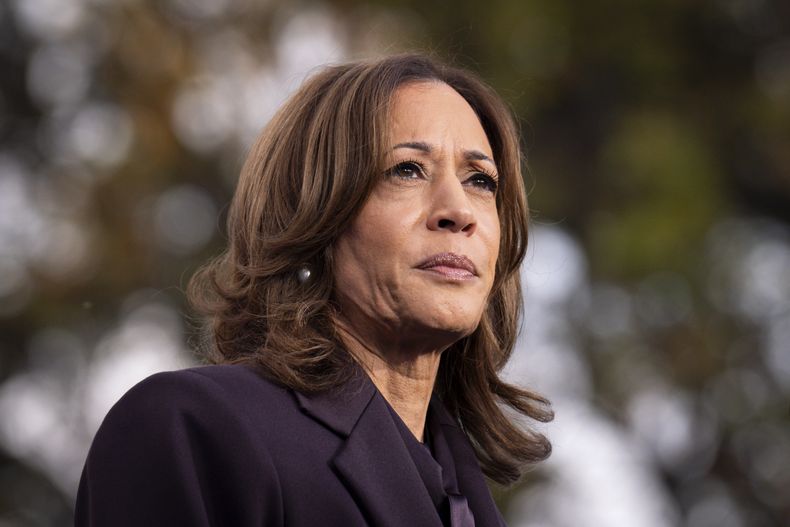 ARCHIVO - La candidata demócrata a la presidencia Kamala Harris toma la palabra el 6 de noviembre de 2024, en Washington. (AP Foto/Jacquelyn Martin, archivo)