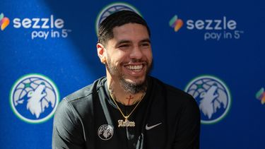 El base recién adquirido por los Timberwolves de Minnesota, LaMelo Ball, se ríe durante una conferencia de prensa de presentación en el Target Center en Minneapolis, el martes 14 de julio de 2026. (Alex Kormann/Minnesota Star Tribune vía AP)
