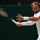 El ruso Roman Safiullin devuelve una pelota durante la tercera ronda del torneo individual varonil frente al brasileño João Fonseca en el Campeonato de Wimbledon, el viernes 3 de julio de 2026, en Londres. (AP Foto/Maja Smiejkowska)