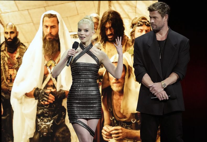 Anya Taylor-Joy, izquierda, y Chris Hemsworth, miembros del elenco de la próxima película Furiosa: A Mad Max Saga, hablan sobre el filme en el escenario durante la presentación de Warner Bros. Pictures en CinemaCon 2024, el martes 9 de abril de 2024, en Las Vegas. Vegas. (Foto AP/Chris Pizzello)