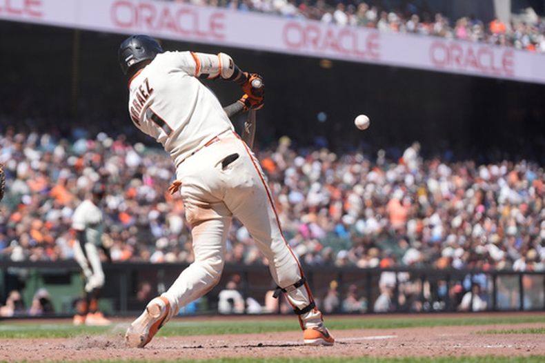 Luis Arráez, de los Gigangtes de San Francisco, batea un sencillo productor de carrera durante la séptima entrada del juego de béisbol de Grandes Ligas contra los Cerveceros de Milwaukee, el miércoles 29 de julio de 2026, en San Francisco. (AP Foto/Jeff Chiu)