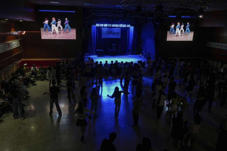 Jóvenes bailan al ritmo del K-pop, música popular coreana, en una casa cultural en La Habana, Cuba, el sábado 7 de septiembre de 2024. (Foto AP/Ramón Espinosa)