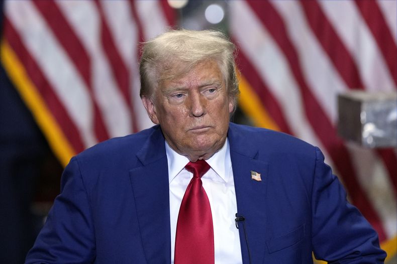 El candidato presidencial republicano Donald Trump durante una mesa redonda en un evento de campaña en Precision Components Group, el lunes 19 de agosto de 2024, en York, Pensilvania. (AP Foto/Julia Nikhinson)